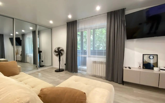2-K s Klassnym Remontom na Pobede u Tsentra Flat