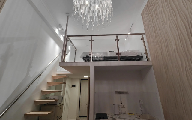 ZenApart s paryaschey  krovat'yu Apartments