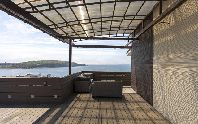 Roskoshnaya dvukhurovnevaya kvartira s sobstvennoy terrasoy Flat