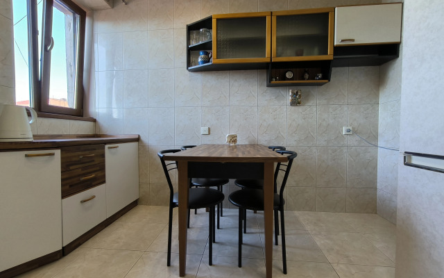 Na Ploschadi Ushakova Flat