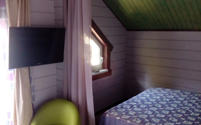 S Dvumya Apartamentami Chalet