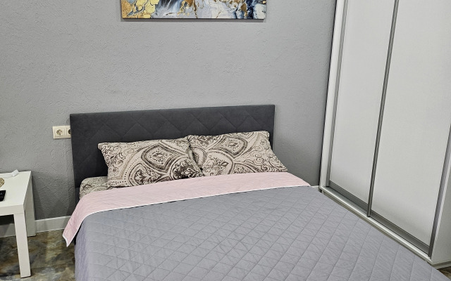 Uyutnaya Studiya S Balkonom I Basseynom Vo Dvore Flat
