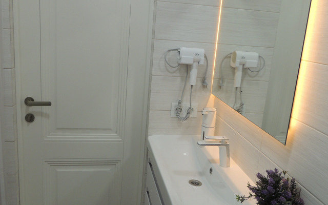 Umnaya S Alisoy Na Tsvetnike Flat