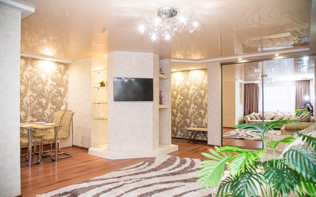 Trekhkomnatnaya v Tsentre ryadom s Galleria Minsk Flat