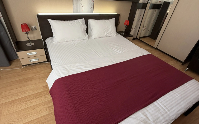 Tut Khorosho Na Surikova 53a 3 Flat