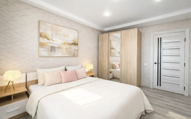 Квартира еврo-двухкoмнатнaя c дизайнеpским ремoнтoм и пaнopaмным видом