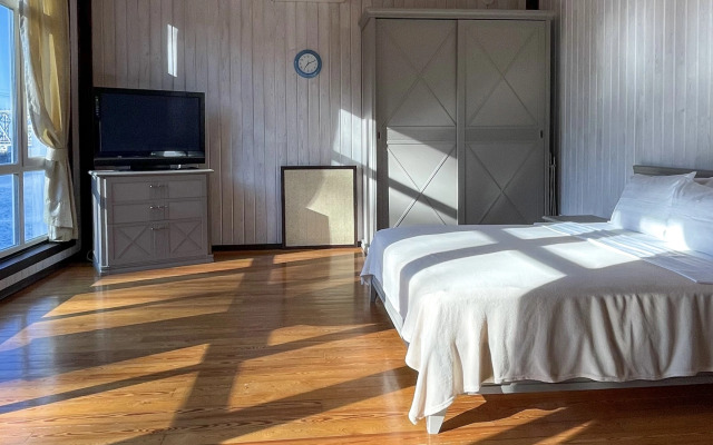 Chastny Kottedzh u reki Private house
