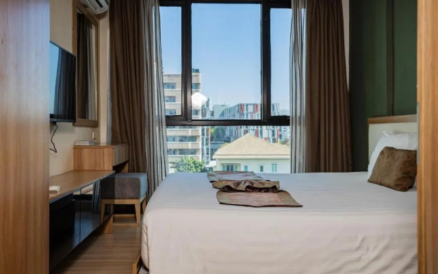 Отель Ramada by Wyndham Bangkok Ten Ekamai Residences