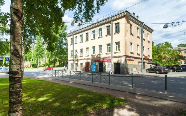 U Metro Lesnaya Apartaments