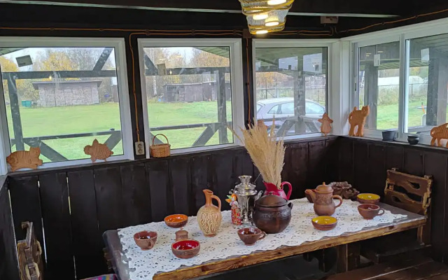 Частный дом с баней и пирсом на берегу пруда