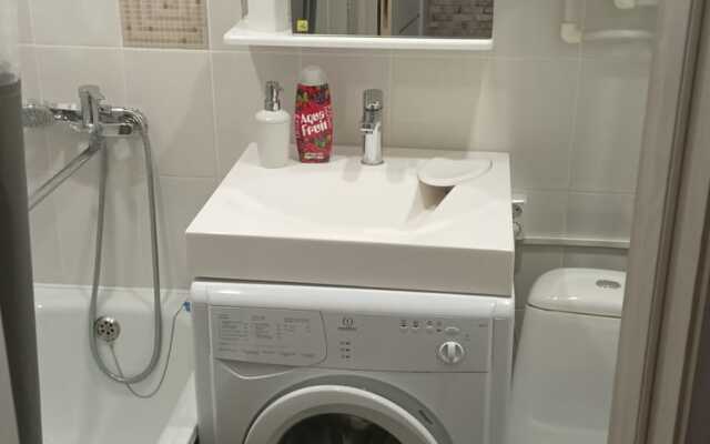 Апартаменты Двухкомнатная квартира с ремонтом рядом с озером