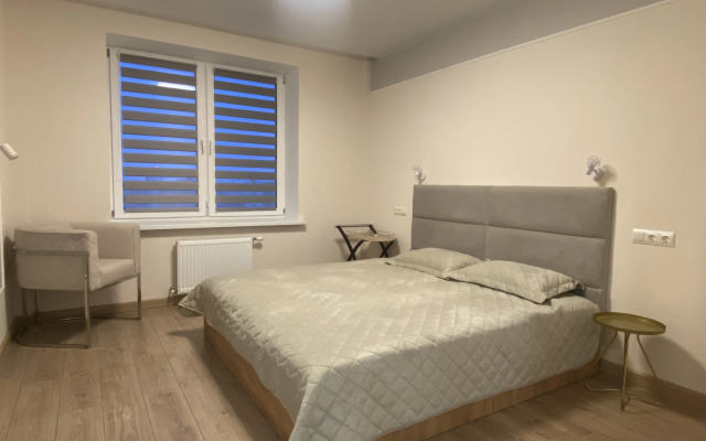 U Metro Grushevka Apartments