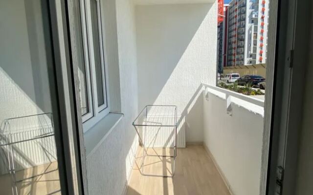 2/Well-appointed studio with mountain views