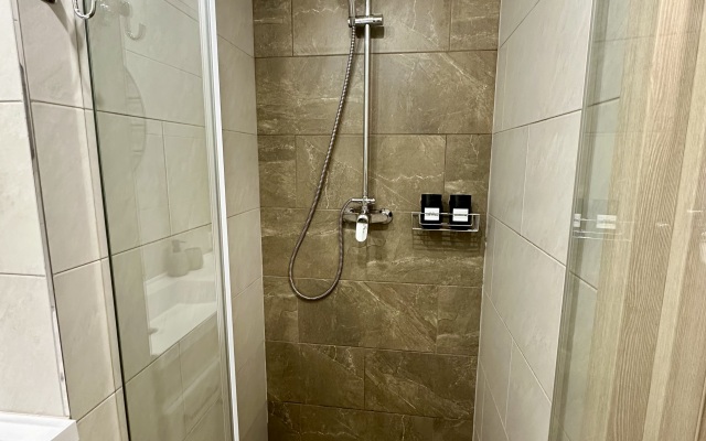 U Metro Kirovskiy Zavod Apartments 1