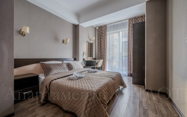 Oplot - Semejnye s odnoj spal'nej i balkonom 3 Apartments