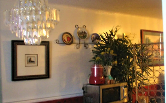 Bob Cinciruk Mini-Hotel