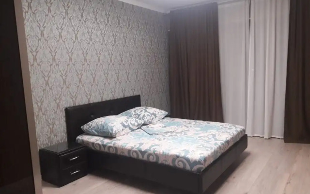 Iz tryokh komnat Flat