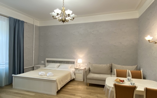 Trekhkomantnaya kvartira u letnego sada v Mozaichnom dvore Flat