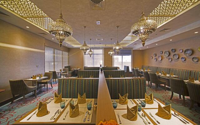 Отель Mena Plaza Hotel Albarsha