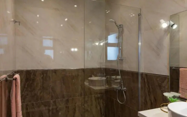 Settle Inn Luxury Swan Lake Villa