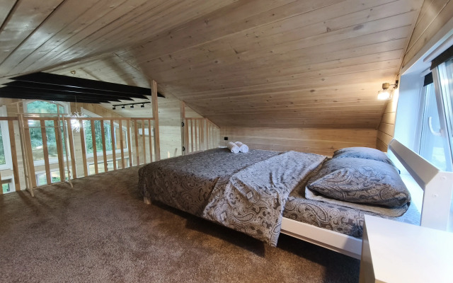 Частный дом с террасой и мангалом среди природы