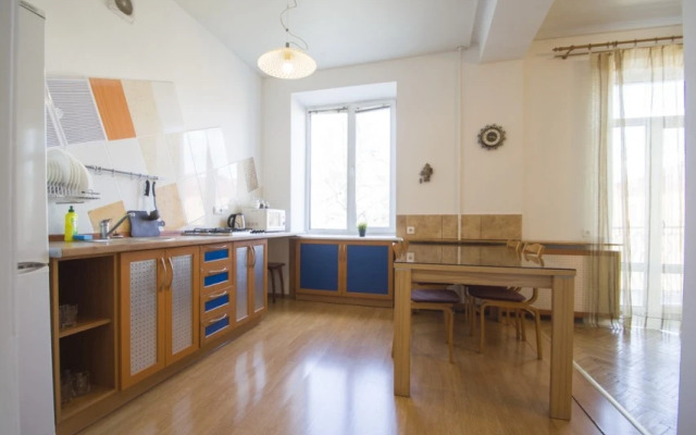 Apartment hotel Apartamenty 3-Komnatnye Leningradskaya 1a
