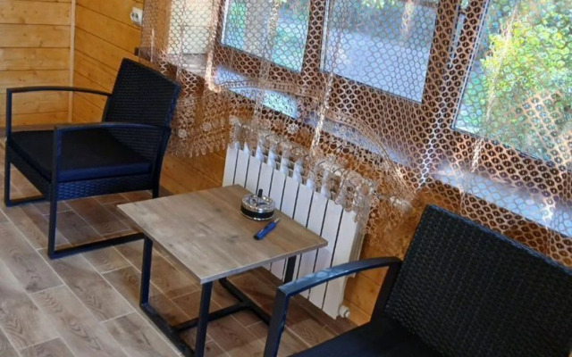 Частный Дом в Центpе Дeревни Взвад