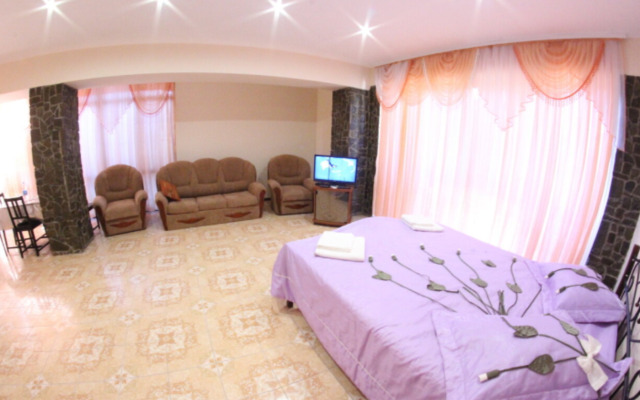 V Gostevom Dome ochag Living quarters