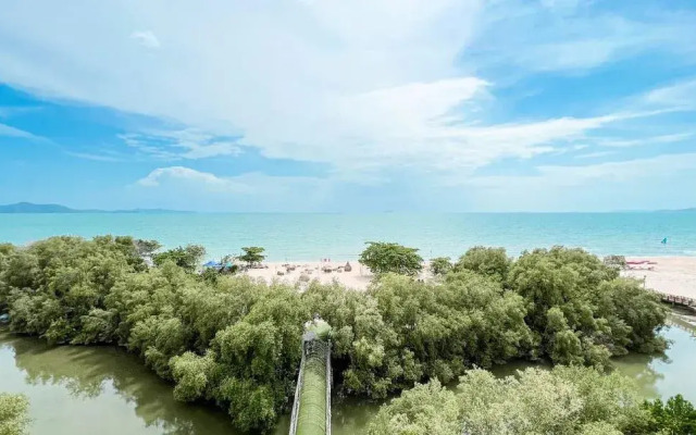 Grand Florida Beachfront Apartments