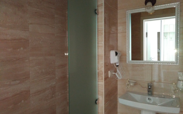 8 Avenyu Hotel