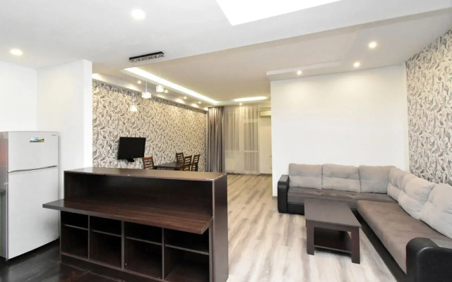 2-K v Novostroyke, Ulitsa In Yerevantsu, Hh399 Flat