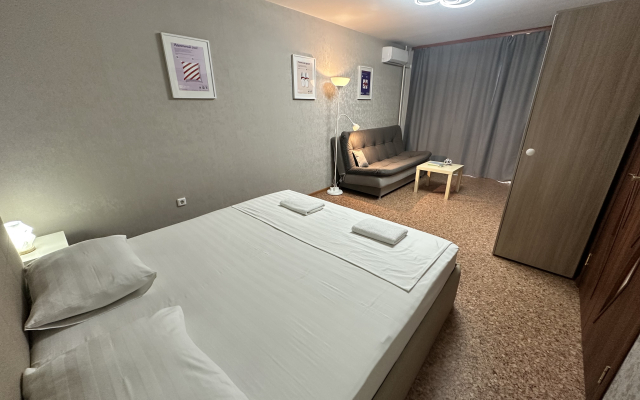 Апартаменты В Гости! на Строителей 90б (квартира на 6 этаже)