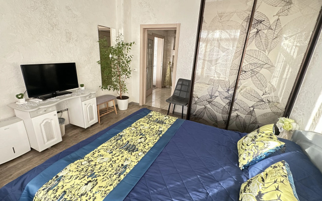 Частный дом с прудом террасами джакузи