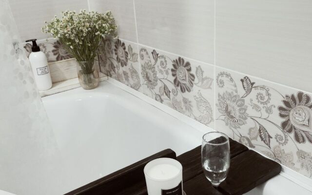 Ryadom S Naberezhnoy Flat