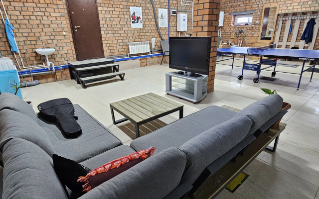 Prostorny Dvukhetazhny S Baney U Gory Parkovaya Private house