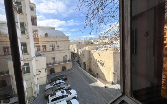 Okolo Devichyey Bashni, Stary Gorod/Baku Apartments