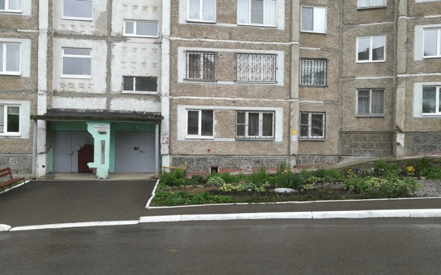 Dvuhkomnatnye LYuKS u DK Metallurgov. Barbaris Apartment