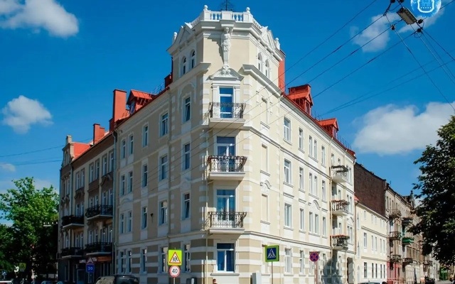 Квартира в знаменитом доме с Атлантом