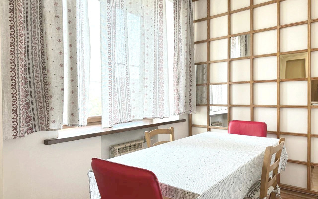 Chetyrekhkomnatnaya v Centre na Ostrovskogo Flat