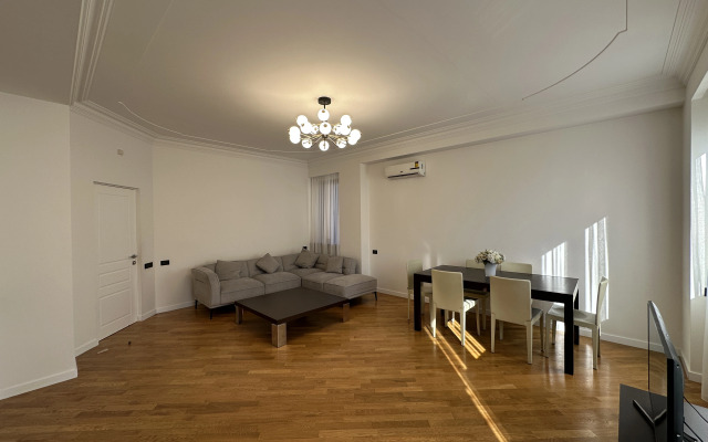 3-K Kvartira na Prospekte Sayat-Novy Flat