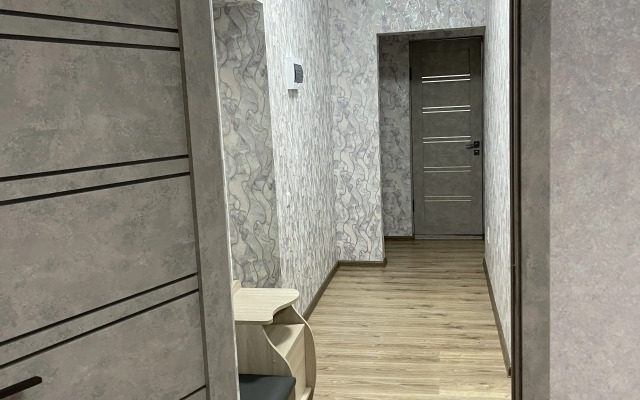 Dvukhkomnatnaya. Voroshilova 8a. 2 Etazh Flat
