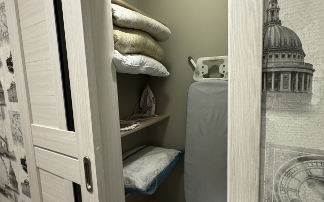 U Metro Gorki Vsegda Radyi! Flat