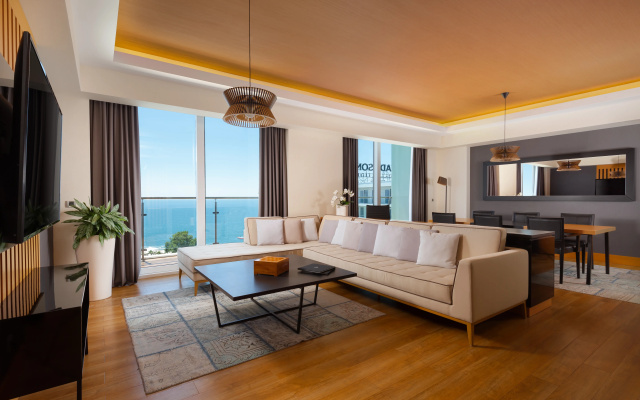 Radisson Collection Paradiz SPA, Soci