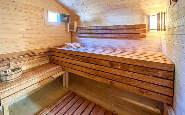 Siniy Domik V Lesu Na Zhivopisnoy Ulitse Glamping