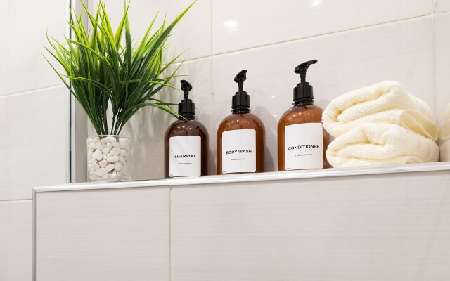 Studiya s balkonom u Dendrariya i morya. Pokrovskij 78 Apartments