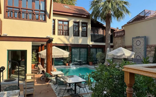 Belmondo Suites