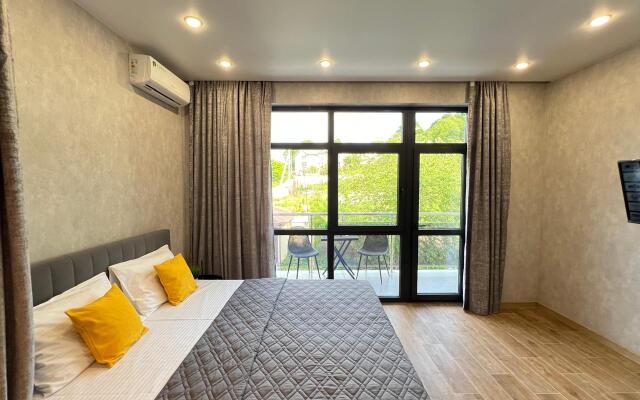 4kh mestnye apartamenty s balkonom i basseynom Apartments