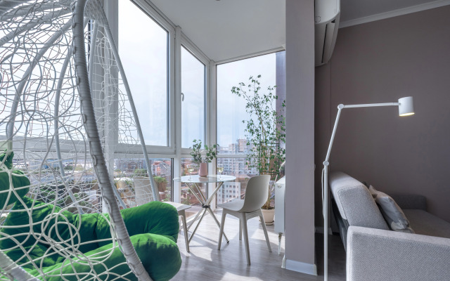 Апартаменты с панорамным видом на город, с большим телевизором (65 дюймов) и Алисой. Встречайте рассветы!