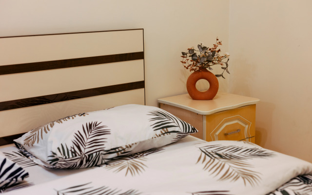 2-K v Novostroyke, Ulitsa Arama, Di480 Flat