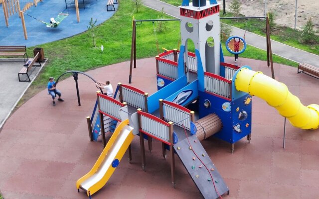 Studiya U Ledovoy Areny Traktor Flat